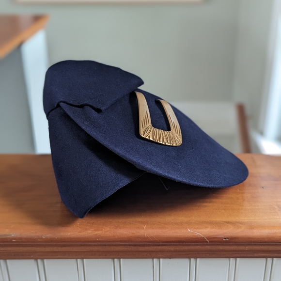 ✨ SOLD ✨ Vintage 1940s Navy Blue Asymmetrical Slanted Brim Hat Gold Detail Retro - Picture 2 of 7